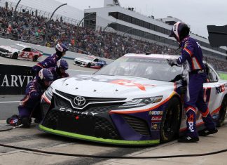 Martinsville Playoff Race Slingshot NASCAR Fantasy Picks Denny Hamlin Fast Pit Stop at Dover
