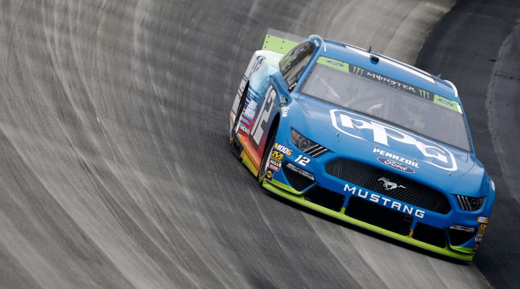 Ryan Blaney racing at Dover 2019