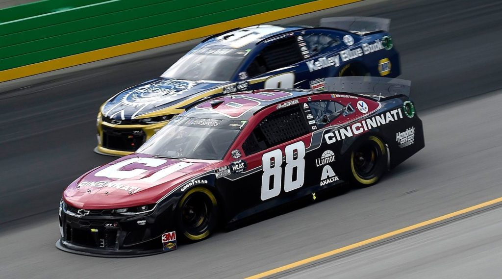 Alex Bowman and Chase Elliott racing at Kentucky Speedway 2020