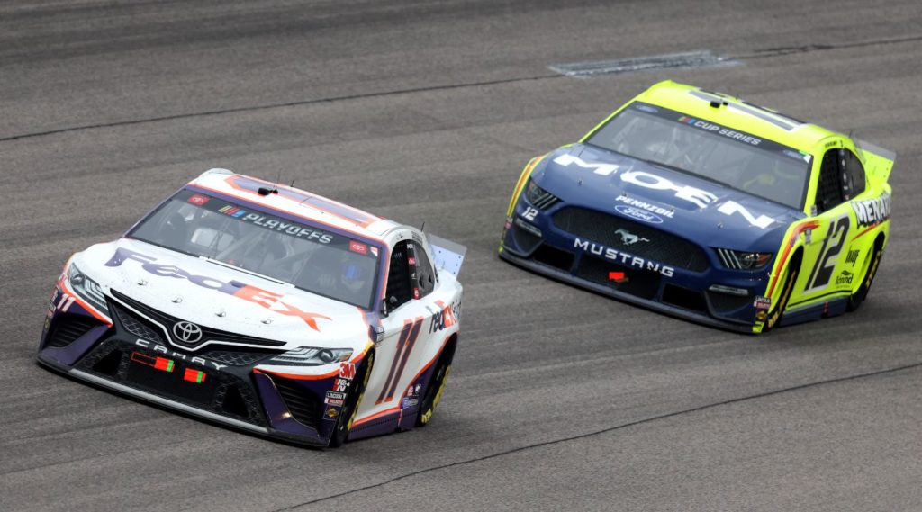 Denny Hamlin and Ryan Blaney battling at Kansas Speedway 2020