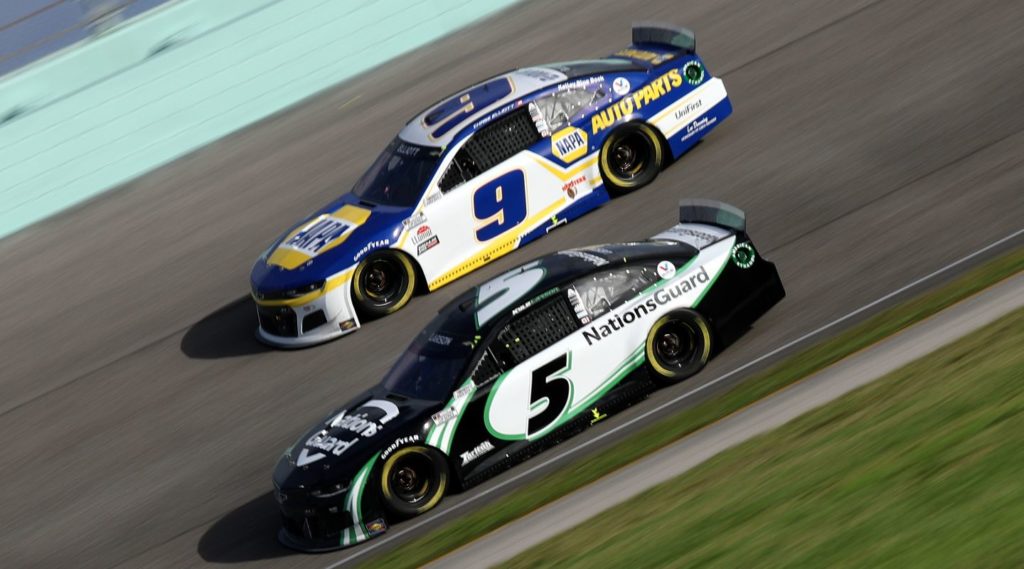 Kyle Larson and Chase Elliott racing side by side at Homestead-Miami Speedway 2021