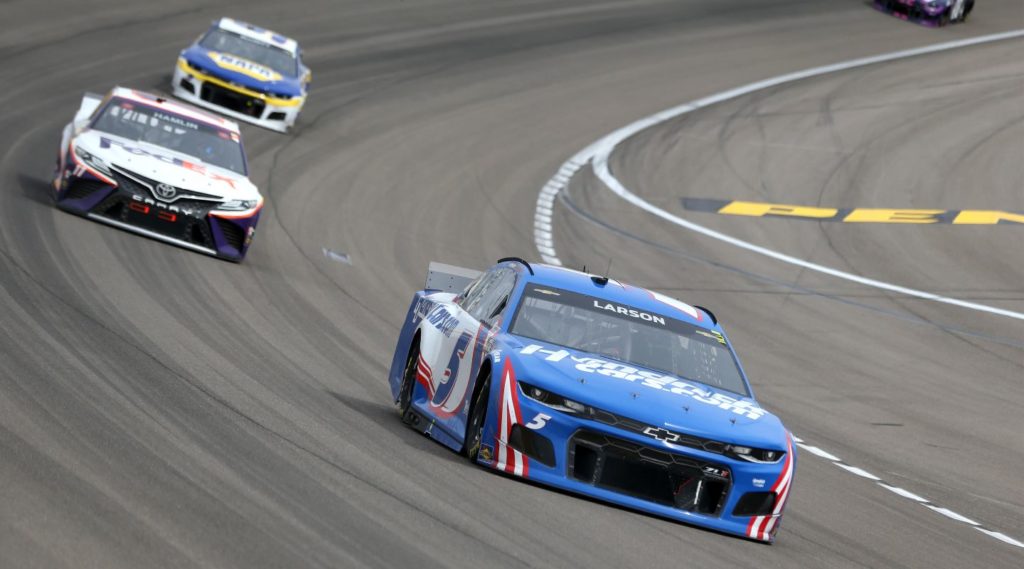 Kyle Larson leading Denny Hamlin and Chase Elliott at Las Vegas Motor Speedway 2021