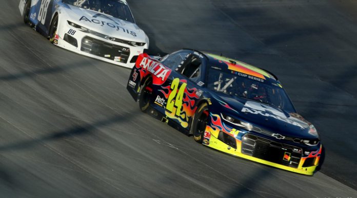 William Byron leading teammate Alex Bowman at Dover 2020