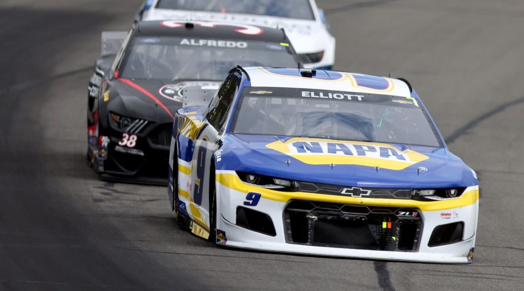 Chase Elliott racing Anthony Alfredo at Pocono 2021