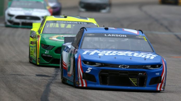 Kyle Larson leading Matt DiBenedetto at Atlanta Motor Speedway 2021