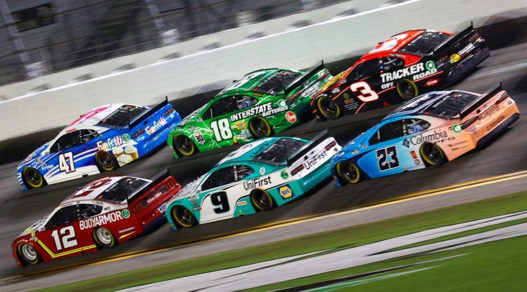 Pack Racing and drafting at Daytona 